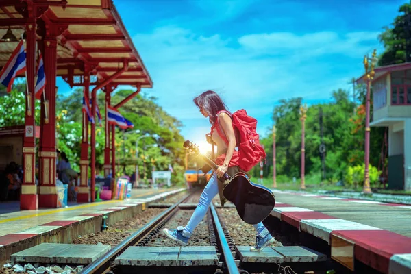 Молодая Женщина Бегущая Железной Дороге Рискуя Попасть Станцию Предупреждая Опасности — стоковое фото