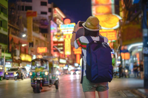 Hand Einer Touristin Beim Fotografieren Chinatown Von Bangkok Yaowarat Berühmter — Stockfoto