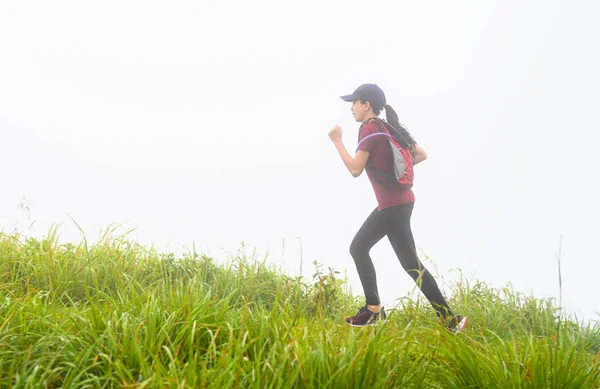 Sporty Woman Running Trail Competition Hill Mountain Morning Mist Full — Stok fotoğraf