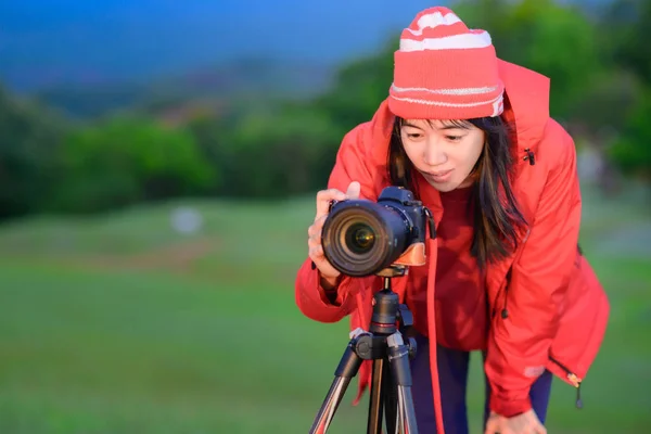 Woman Traveller Photographer Motion Setup Camera Shoot Exciting Shot Sunset — Stockfoto
