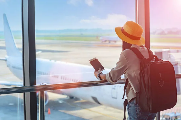 Mulher Viajante Segurando Passaporte Esperando Área Trânsito Aeroporto Aguarde Próximo — Fotografia de Stock