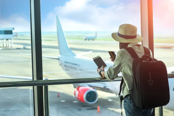 Passeggero Donna Turista Viaggiatore Guardando Prossimo Orario Volo Sul Cellulare — Foto Stock