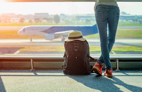 Pasażerski Turysta Lub Podróżnik Spóźniony Opóźnienie Odprawy Terminalu Bramkowym Przy — Zdjęcie stockowe