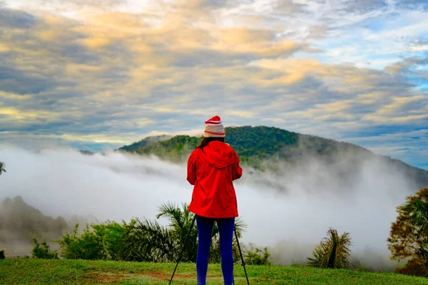 Traveller Woman Enjoy Taking Photo Sunrise Peak Mountain — Stock Photo, Image