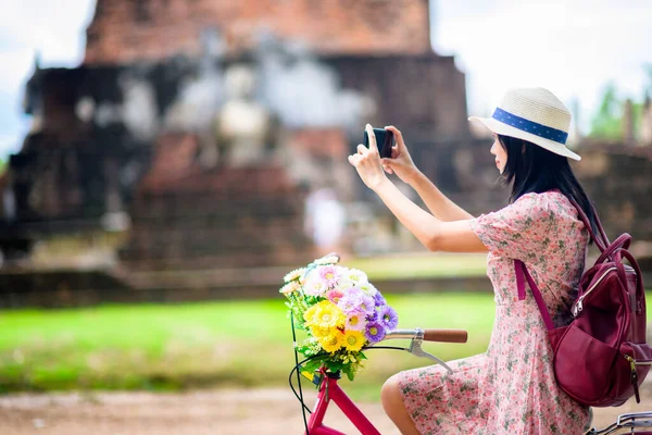 Woman Tourist Enjoy Riding Local Bicycle See Historic Park Thailand — Stock Photo, Image