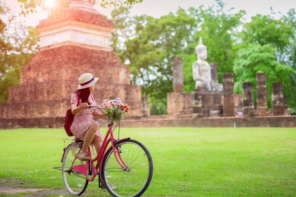 Mulher Turista Gosta Andar Bicicleta Local Para Ver Parque Histórico — Fotografia de Stock