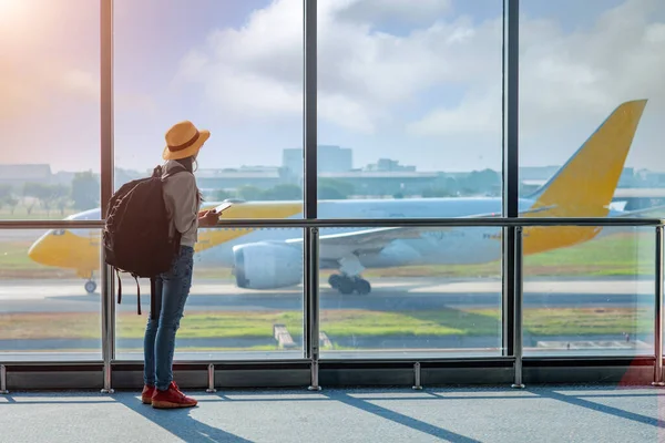 Passeggero Donna Turista Viaggiatore Ritardo Ritardo Nel Check Gate All — Foto Stock