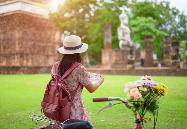 Женщина Турист Пользуются Езда Местном Велосипеде Увидеть Исторический Парк Таиланда — стоковое фото