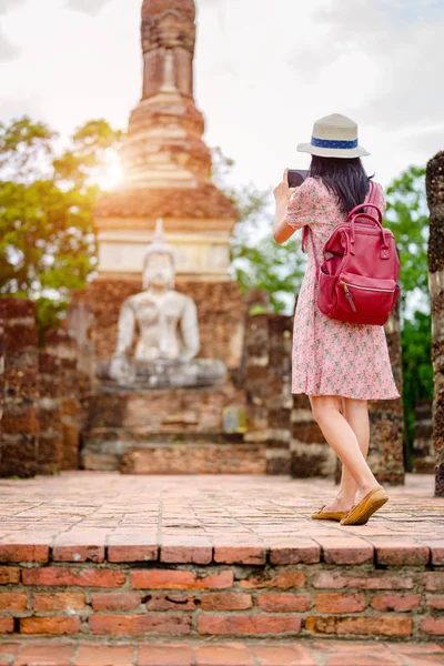 女游客喜欢骑本地自行车去参观泰国的历史公园 兴奋地拍照去游览美丽的旅游胜地 — 图库照片