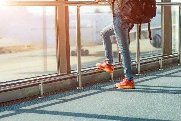 Passeggero Donna Piedi Guardando Aereo Partenza Dal Terminal Ritardo Caecking — Foto Stock