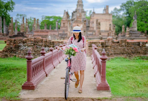 Mulher Turista Gosta Andar Bicicleta Local Para Ver Parque Histórico — Fotografia de Stock