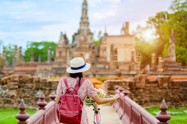 Женщина Турист Наслаждаться Прогулкой Увидеть Исторический Парк Таиланда Интересно Исследовать — стоковое фото