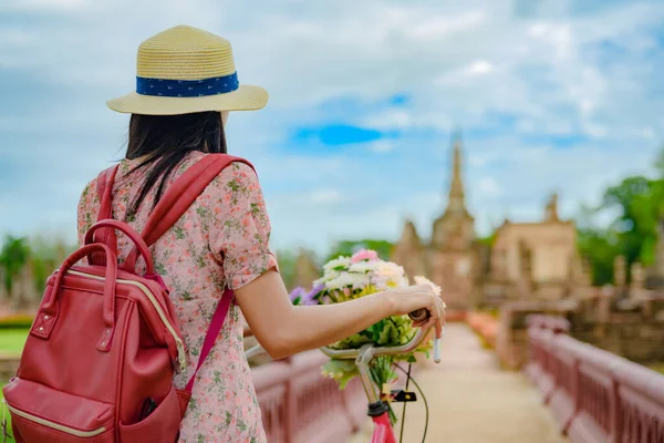 Turista Mujer Disfrutar Montar Bicicleta Local Para Ver Parque Histórico — Foto de Stock