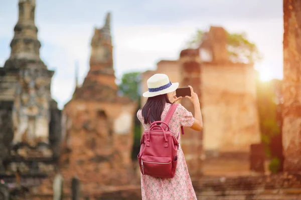 Γυναίκα Τουρίστας Απολαύσετε Περπάτημα Για Δείτε Ιστορικό Πάρκο Της Ταϊλάνδης — Φωτογραφία Αρχείου