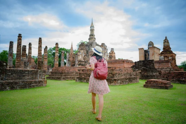 Mulher Turista Desfrutar Caminhar Para Ver Parque Histórico Tailândia Emocionante — Fotografia de Stock