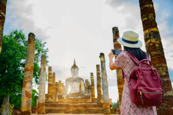 Mulher Turista Gosta Caminhar Para Ver Parque Histórico Tailândia Emocionante — Fotografia de Stock