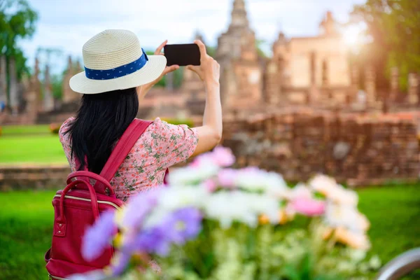 Woman Tourist Enjoy Walking See Historic Park Thailand Exciting Taking — Stock Photo, Image
