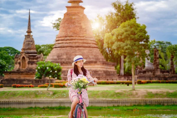 Mulher Turista Gosta Andar Bicicleta Vintage Para Ver Parque Histórico — Fotografia de Stock