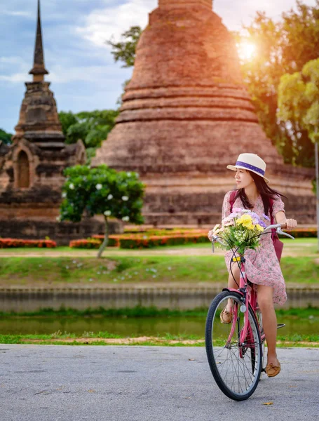 Mulher Turista Gosta Andar Bicicleta Vintage Para Ver Parque Histórico — Fotografia de Stock