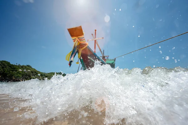 当地的岛屿小艇在海滨的波浪中游玩 夏日阳光普照热带 供游客和游客游览 — 图库照片