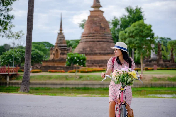 Turista Mujer Disfrutar Montar Bicicleta Local Para Ver Parque Histórico —  Fotos de Stock