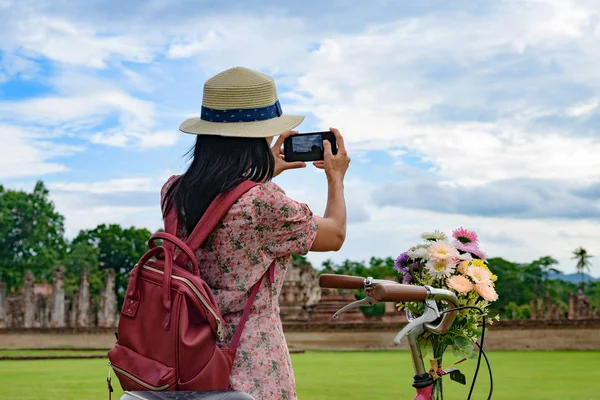 Turista Mujer Disfrutar Montar Bicicleta Local Para Ver Parque Histórico —  Fotos de Stock