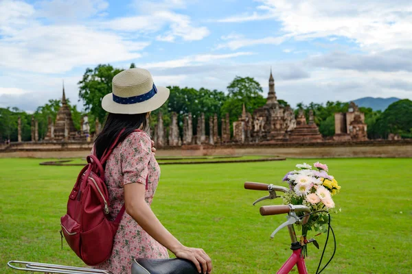 女游客喜欢骑本地自行车游览泰国的历史公园 很兴奋地游览这个美丽的旅游胜地 — 图库照片