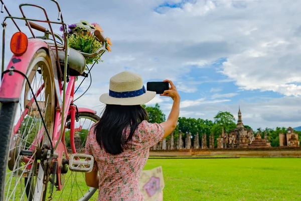 Женщина Турист Нравится Сидеть Винтажным Велосипедом Увидеть Исторический Парк Таиланда — стоковое фото