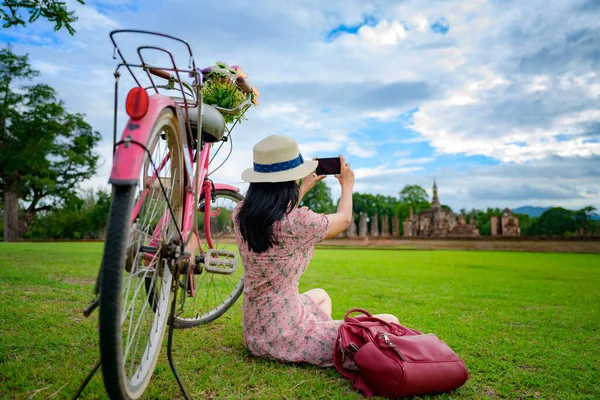 Mujer Turista Disfrutar Sentarse Ver Parque Histórico Tailandia Emocionante Tomar —  Fotos de Stock