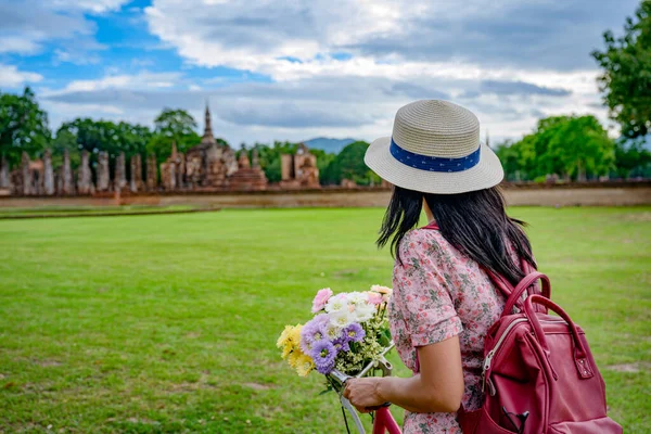 Turista Mujer Disfrutar Montar Bicicleta Vintage Para Ver Parque Histórico — Foto de Stock