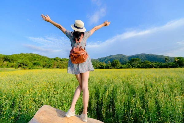 Mulher Menina Desfrutar Mão Aberta Tronco Madeira Meio Campo Flores — Fotografia de Stock