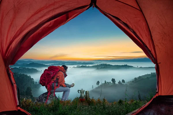Вид Палатки Путешественника Женщина Турист Насладиться Кофе Время Природе Тумана — стоковое фото