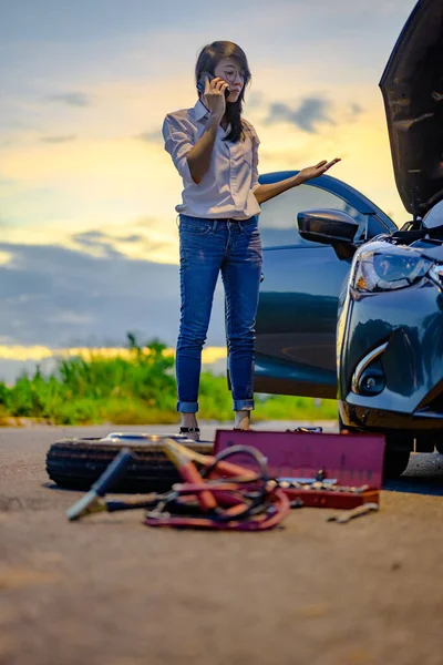 Kobieta Starają Się Rozwiązać Problem Samochodu Samodzielnie Przynależności Narzędzi Potrzebujesz — Zdjęcie stockowe