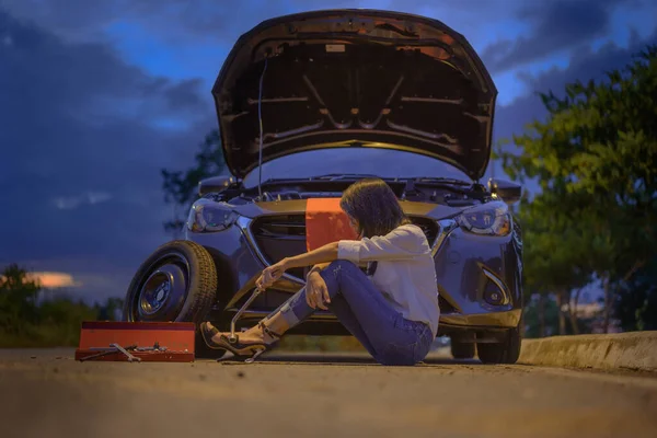 Mulher Tentar Corrigir Problema Carro Por Com Ferramentas Pertencimento Precisa — Fotografia de Stock