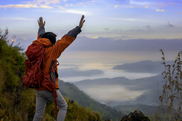 Woman Tourist Backpacker Enjoy Peak Mountain Mist Foggy Flowing Neath — Stock Photo, Image