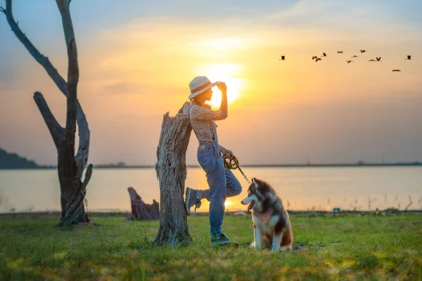 Mujer Chica Disfrutar Pie Con Perro Cachorro Lago Río Con — Foto de Stock