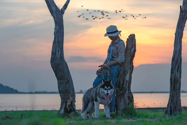 Donna Ragazza Godere Attività All Aperto Nel Parco Con Cane — Foto Stock