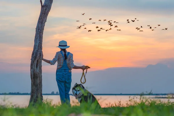 Donna Ragazza Godere Piedi Con Cane Cucciolo Fiume Lago Con — Foto Stock