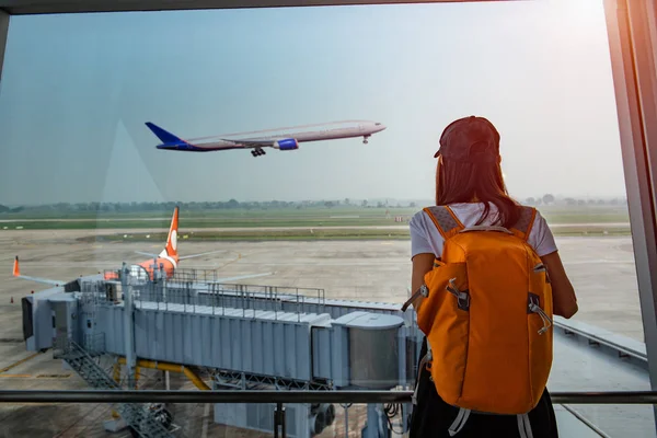 Donna Passeggera Dell Aereo Rimane Attesa Sala Attesa Imbarco Dell — Foto Stock