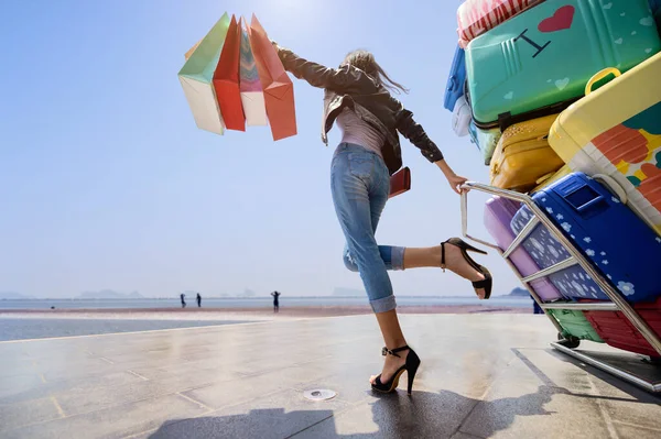 Γυναίκα Απολαμβάνουν Ψώνια Στο Εμπορικό Κέντρο Παραλία Παραλία Χαρούμενα Στο — Φωτογραφία Αρχείου