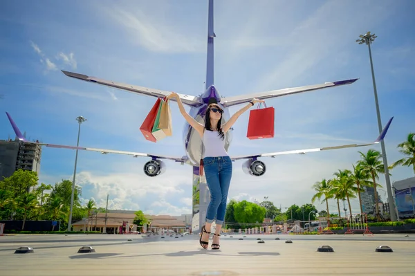 Mulher Gosta Fazer Compras Livre Alegremente Pátio Shopping Mão Até — Fotografia de Stock