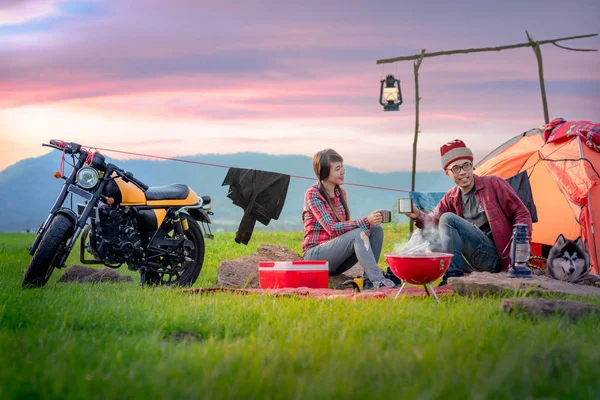 Coppia Amante Moto Momento Dolce Campagna Con Falò Nel Luogo — Foto Stock