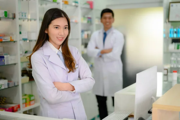 Mujer Hombre Farmacéutico Están Cargo Farmacia Farmacia — Foto de Stock