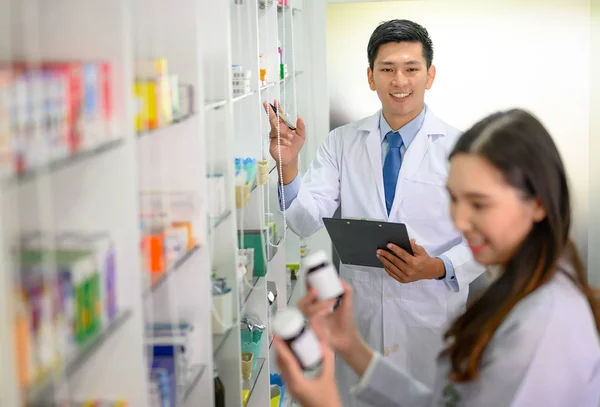 Médico Mujer Farmacéutica Cargo Clínica Juntos —  Fotos de Stock