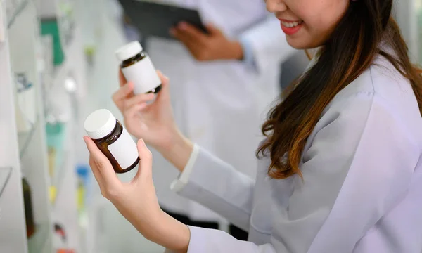 Hand Woman Pharmacist Holding Bottle Medicine Pharmacy Drug Store — Stock Photo, Image