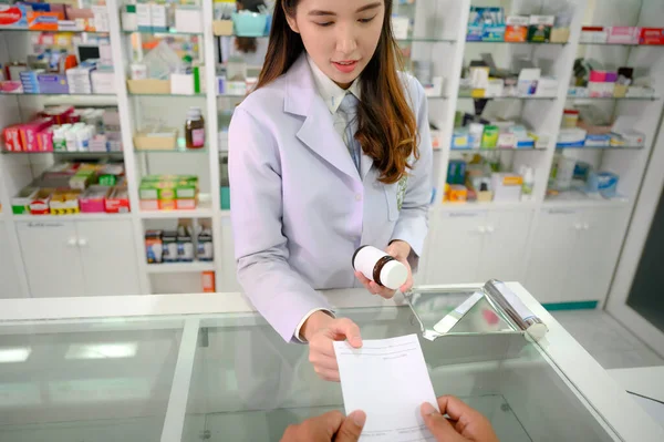 Farmacista Donna Ordine Prescrizione Parte Del Cliente — Foto Stock