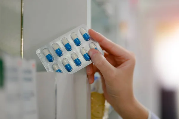 Hand Neemt Bundel Van Medicijnen Pillen Uit Rekken Container — Stockfoto