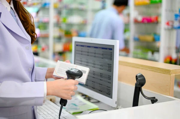 Mano Mujer Farmacéutica Que Sostiene Código Barras Del Escáner Caja —  Fotos de Stock