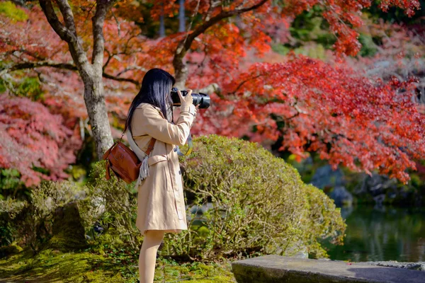Женщина Турист Фотограф Наслаждаться Фотографированием Пейзажа Осенний Вид Дороги Сельской — стоковое фото