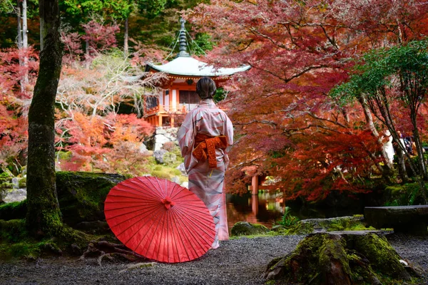 Geleneksel Orijinal Japon Kıyafetleri Giyen Eski Moda Bir Kadın Sonbahar — Stok fotoğraf